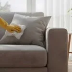 Meubels schoonmaken: praktische tips voor elk materiaal
