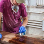 Hoe geef je je houten tafel een tweede leven met olie?